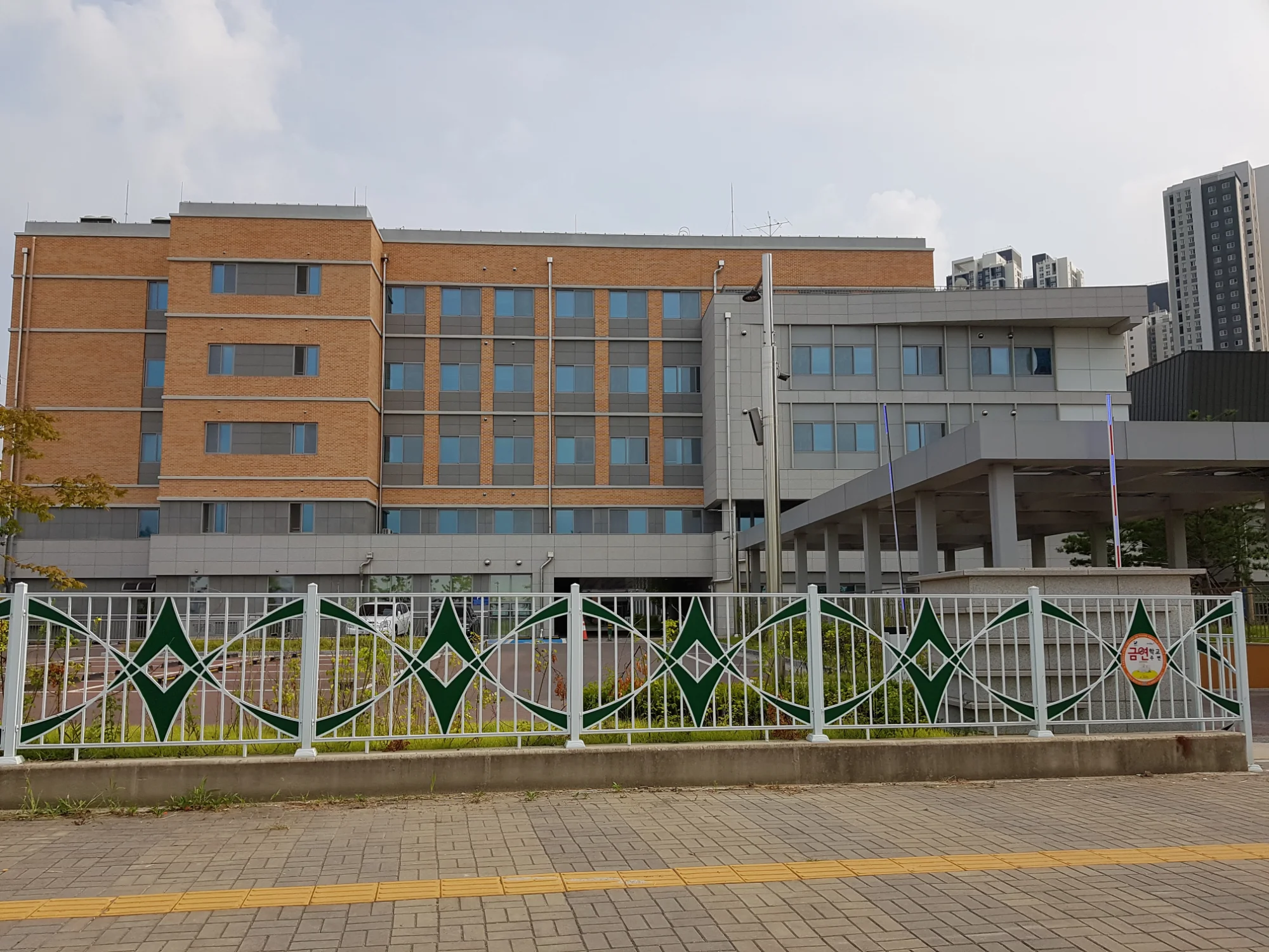 인천 연수구 학교 40평 전기온돌강화마루 시공 사진 1