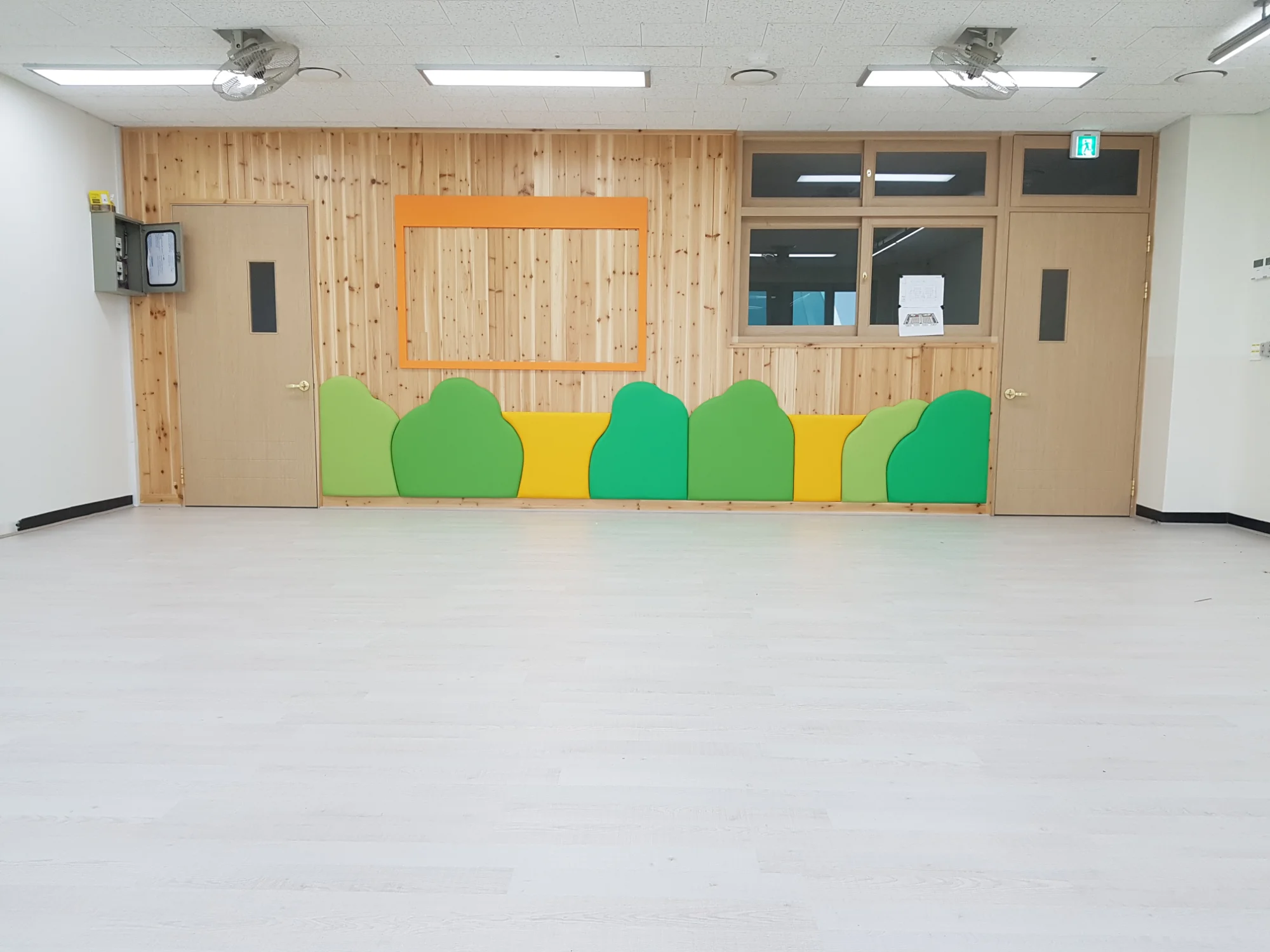 인천 연수구 학교 40평 전기온돌강화마루 시공 사진 2
