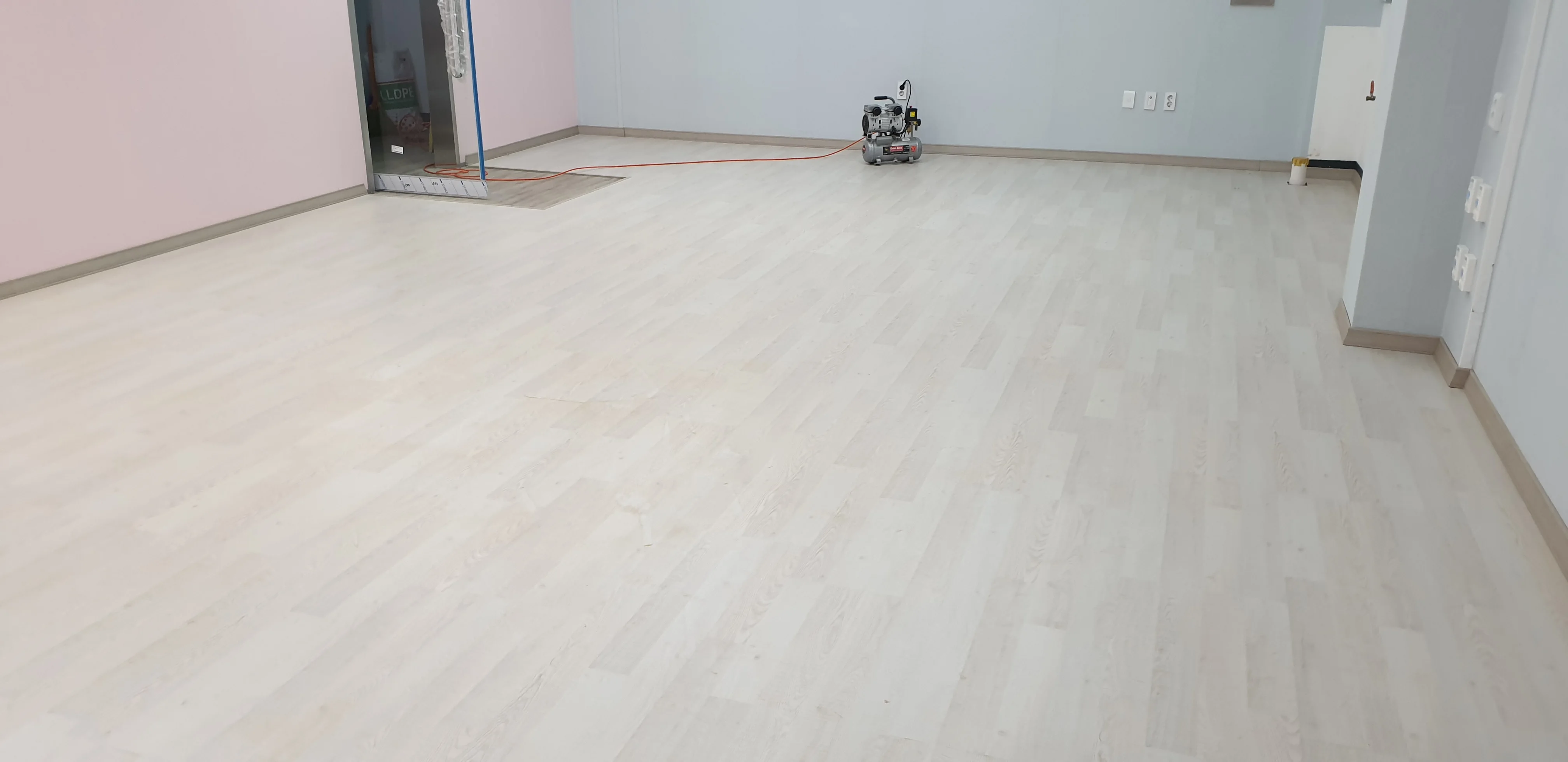 경기 남양주시 상업 시설 20평 전기온돌강화마루 시공 사진 2
