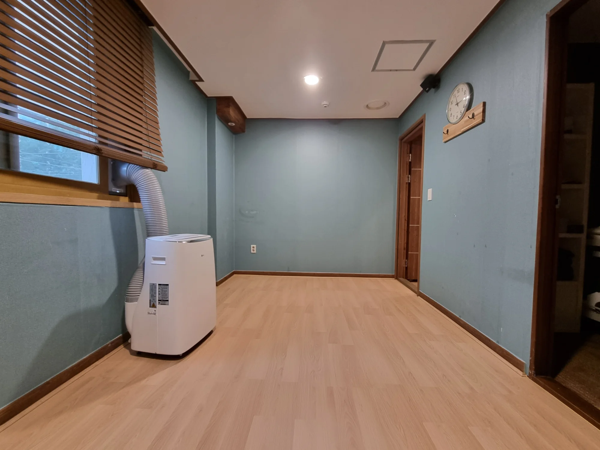 서울 용산구 상업 시설 5평 전기온돌강화마루 시공 사진 2
