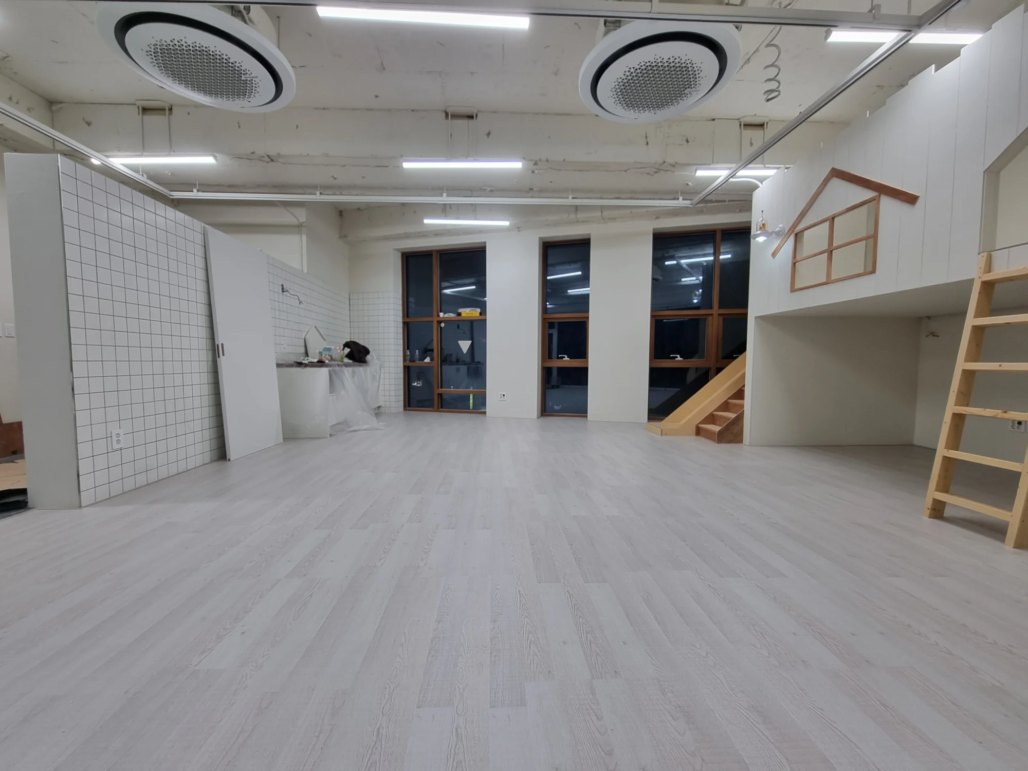 인천 부평구 상업 시설 20평 전기온돌강화마루 시공 사진 1
