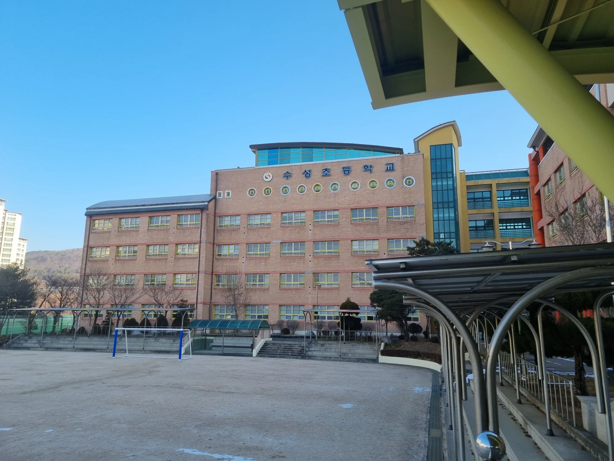 경기 수원시 학교 60평 전기온돌강화마루 시공 사진 1