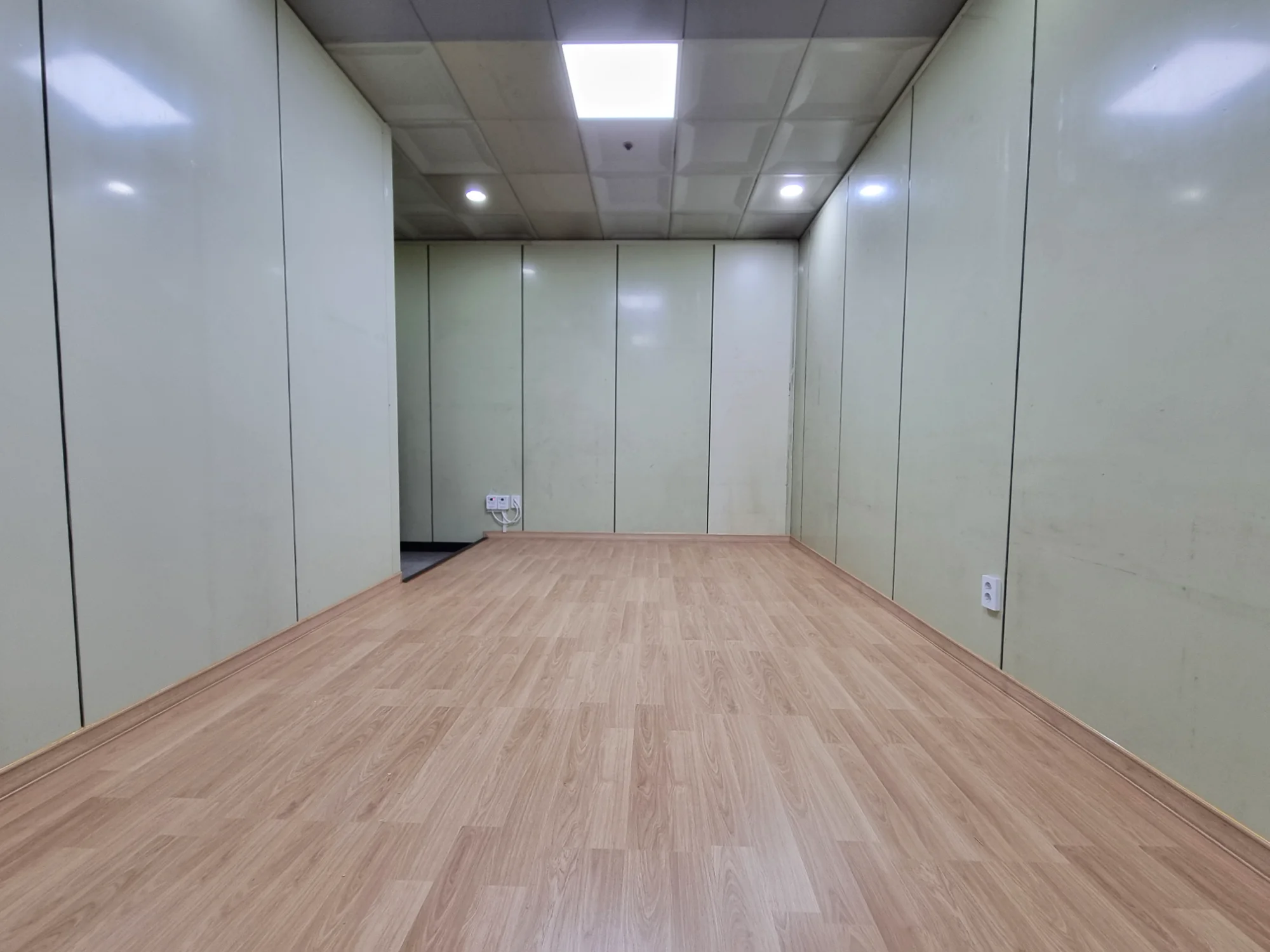 충남 천안시 휴게실 8평 전기온돌강화마루 시공 사진 1